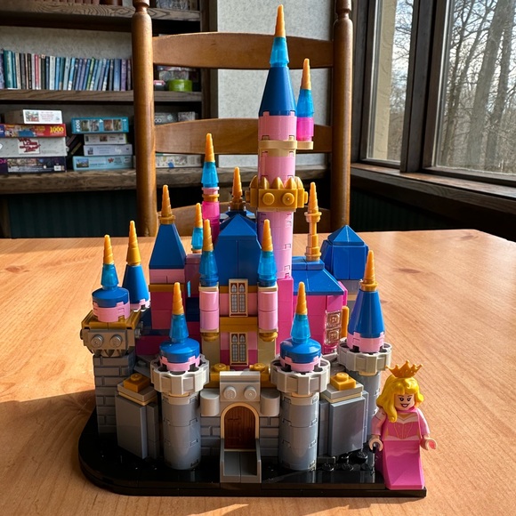 Lego Mini Disney Sleeping Beauty Castle - Picture 3 of 3